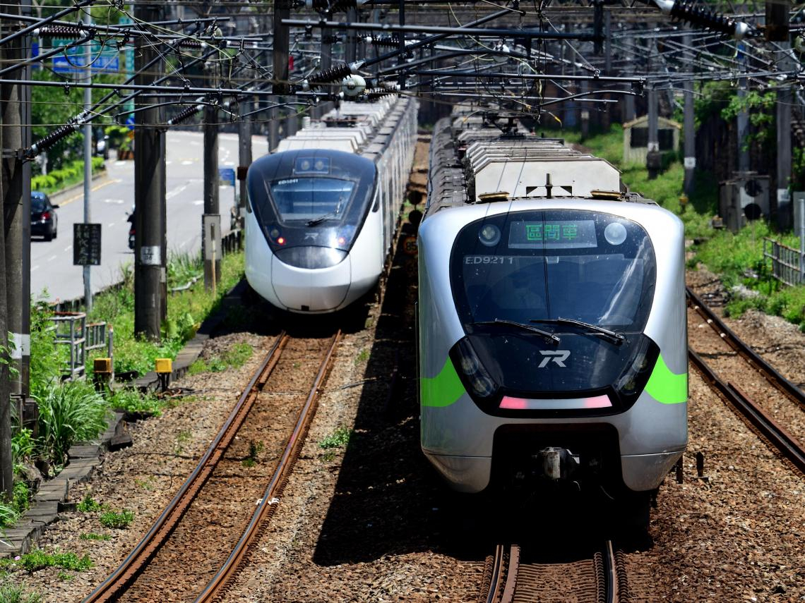 搭火車碳排看得見！台鐵取得碳足跡標籤，9月起車票分兩階段揭露碳排資訊